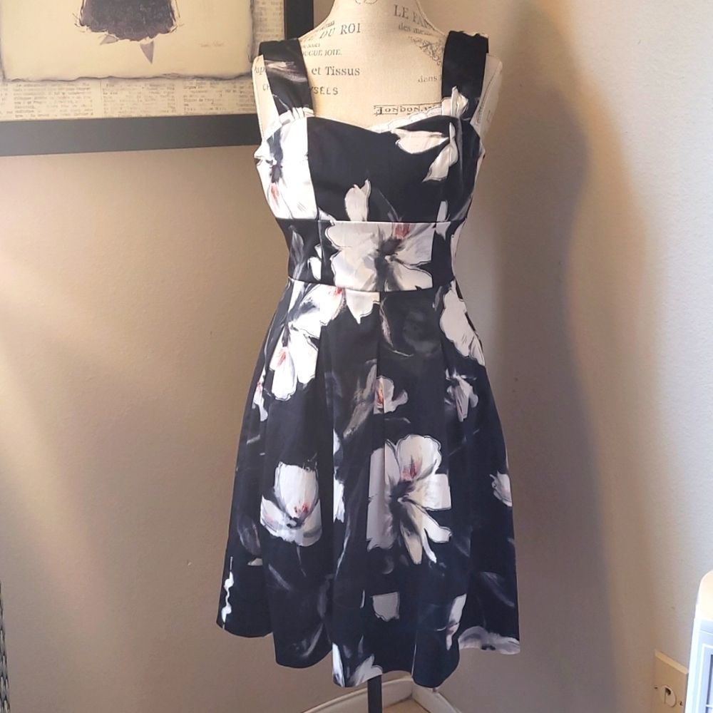 Whitehouse Black Market Dress